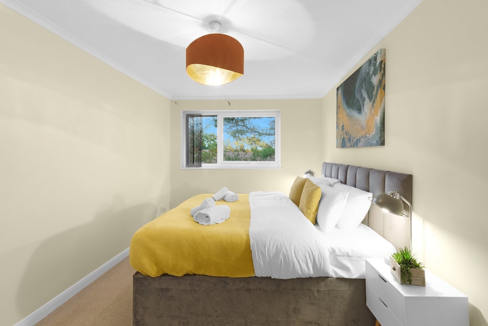 Modern 2 Bedroom Apt in Broadlands Court