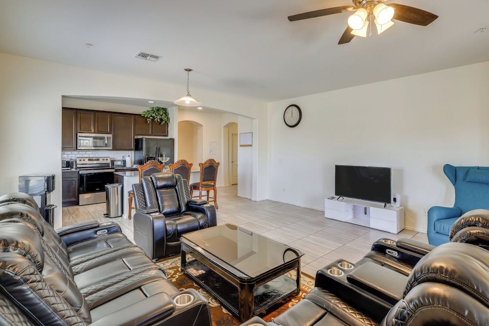 7 Mi to Dtwn: Spacious Stay in Phoenix!