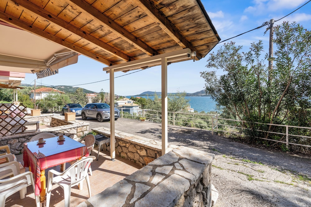 Cosy Nikiana Beach Apartment