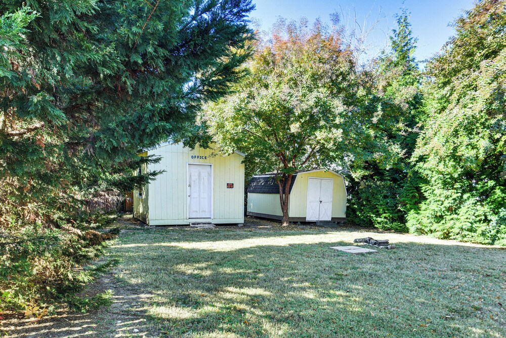 Cottage w/ Yard in Dtwn Chincoteague!