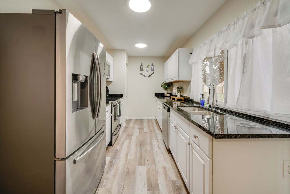 10 Mi to Six Flags: Pet- & Family-friendly Retreat