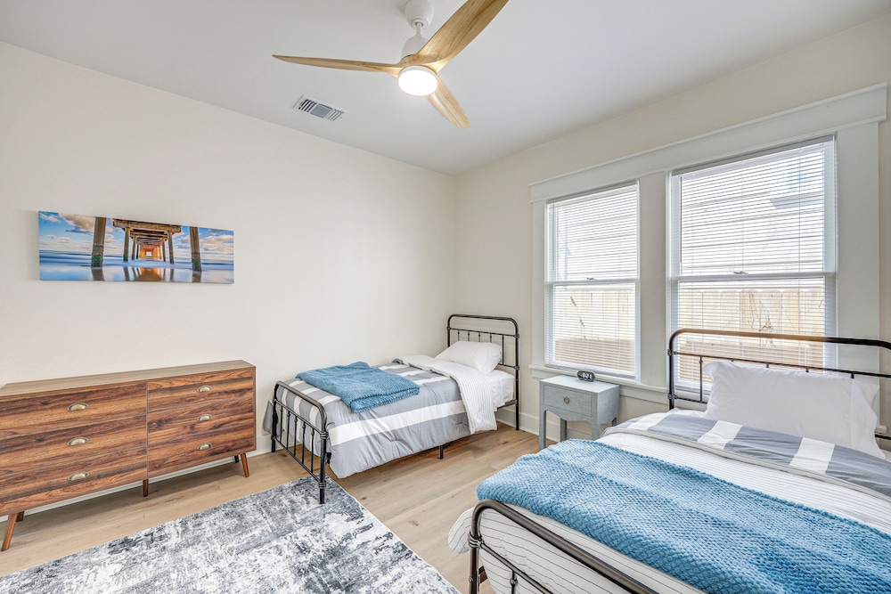 1 Mi to Dtwn: Family Home in San Antonio!