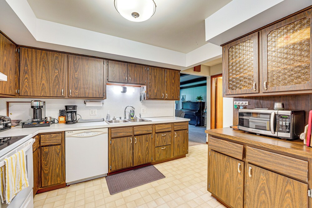 < 1 Mi to Lake Michigan: Peaceful Cabin w/ Yard!