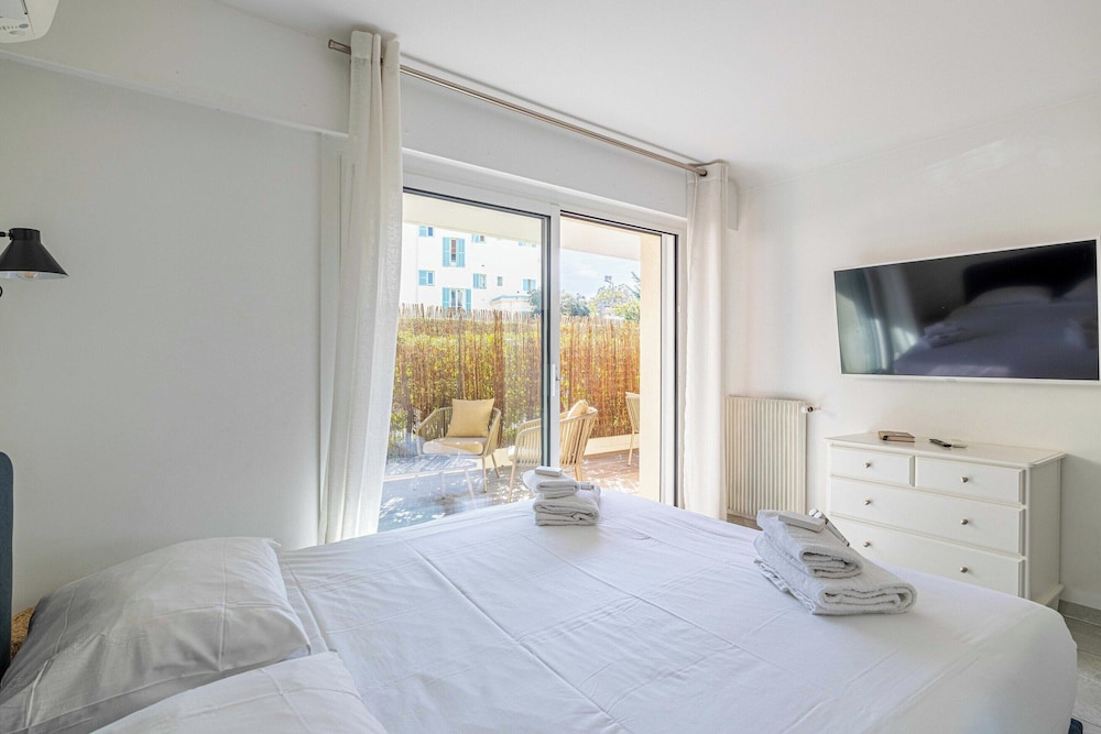 Charming Apartment With Large Terrace view 2