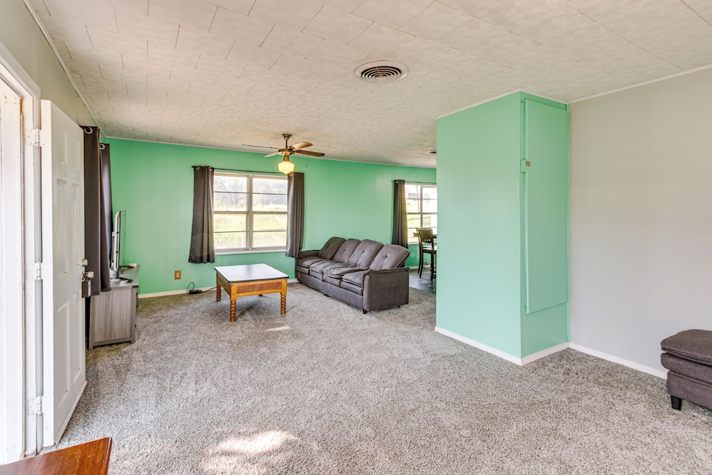 2 Mi to Phillips 66 Refinery: Home w/ Yard