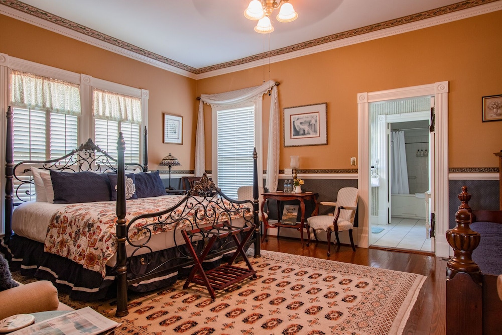 The Oaks Victorian Inn