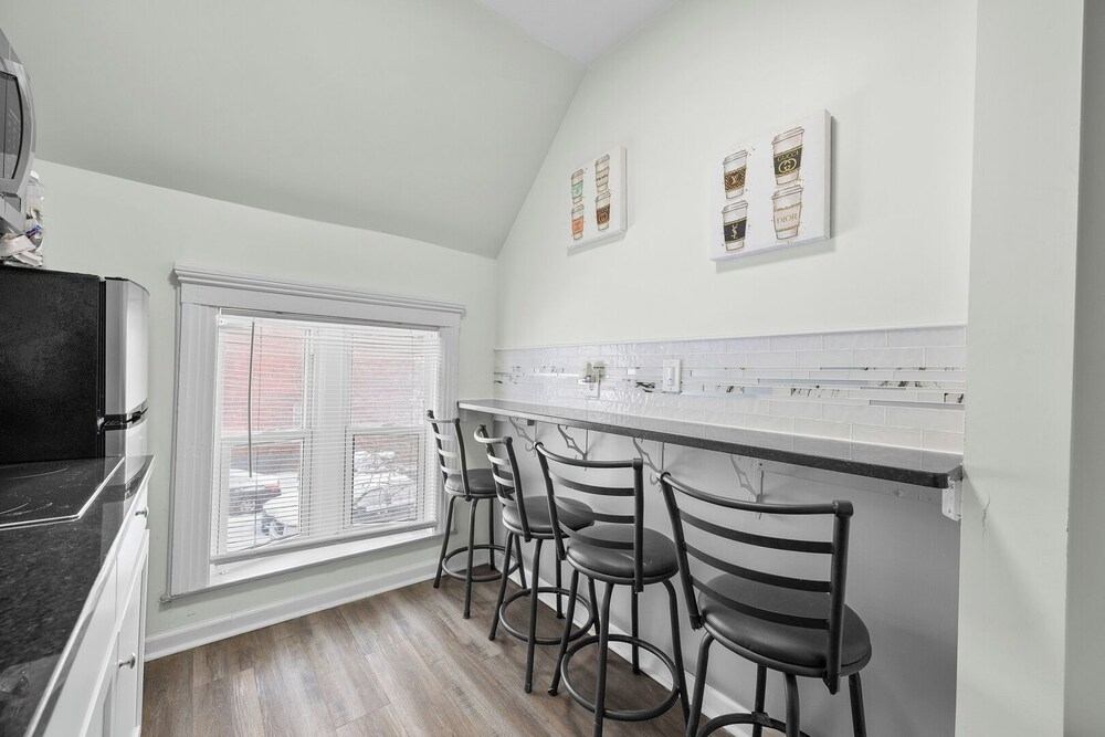 Detroit Escape: 2BR Apartment for 7 w/ Wifi