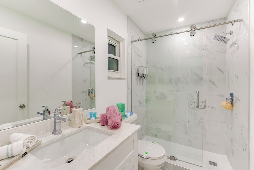 Swim, Golf & Explore: Pet-friendly Cape Coral Home