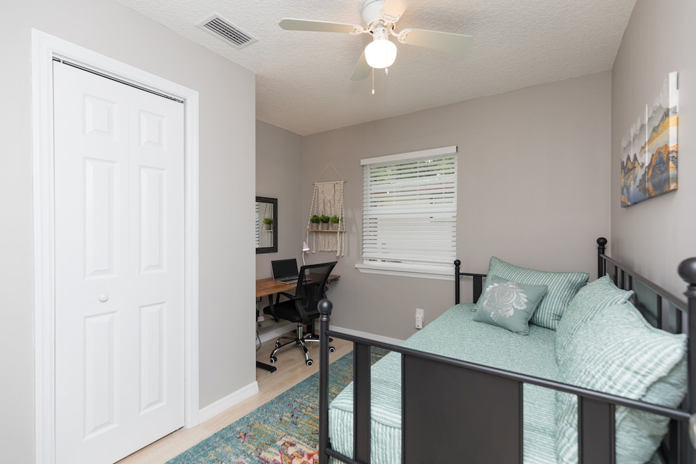 Charming Downtown Cottage 3 Bedroom Home