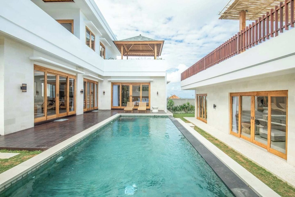 Luxurious 6 BR With Sea View, 5 Mins to Savaya