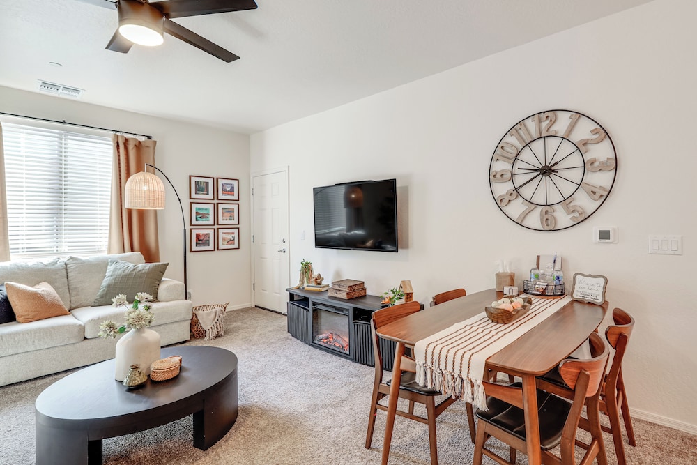 1 Mi to Dtwn Flagstaff: Condo w/ 2 Balconies!