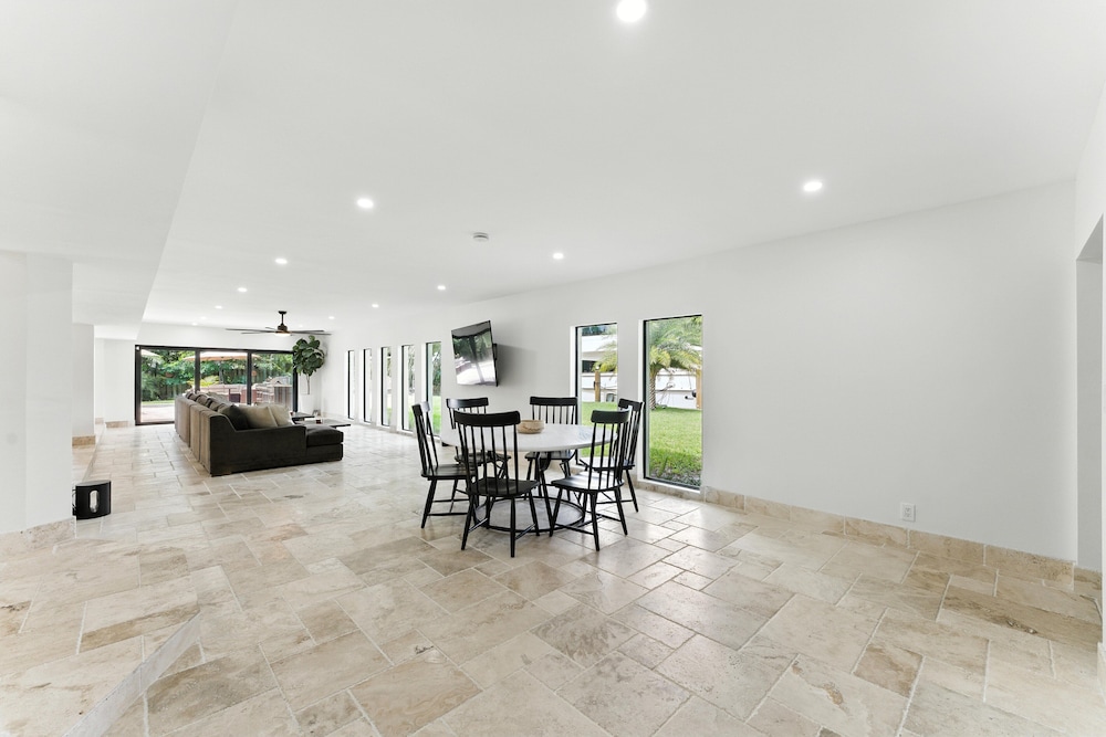 Villa Riverland With Heated Pool On The Water 5 Bedroom Villa