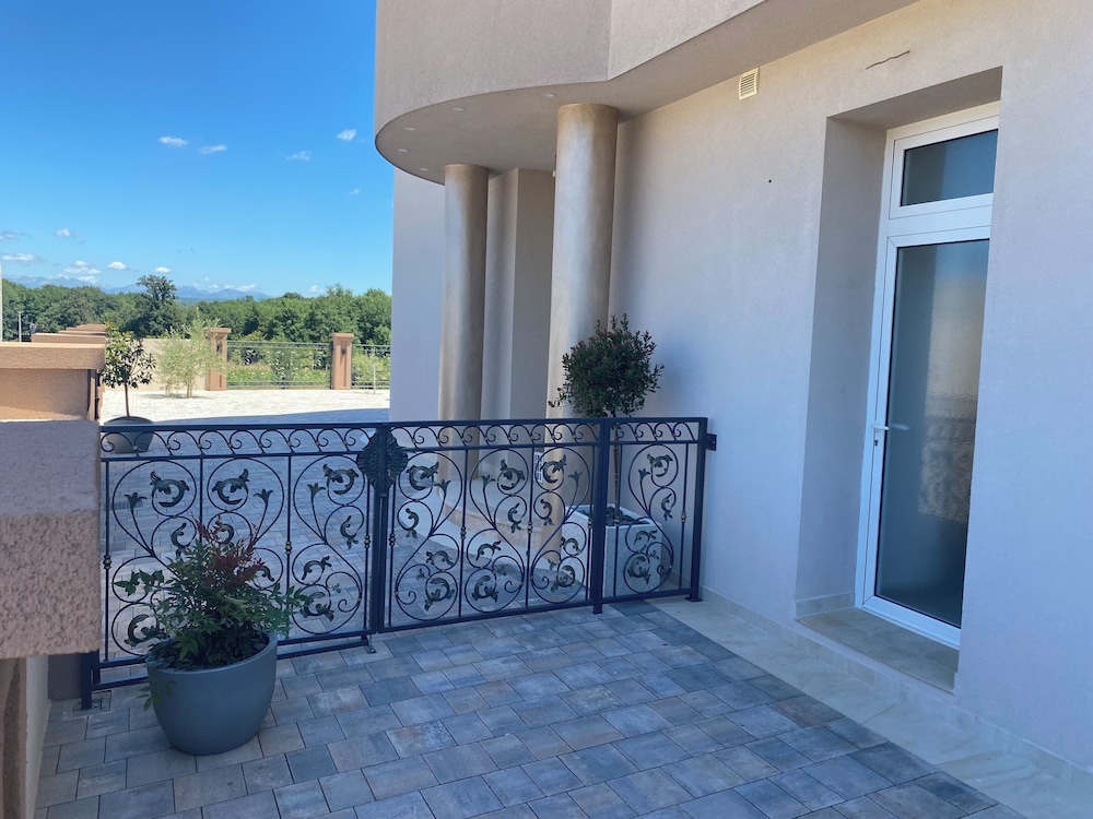 Villa Flowers