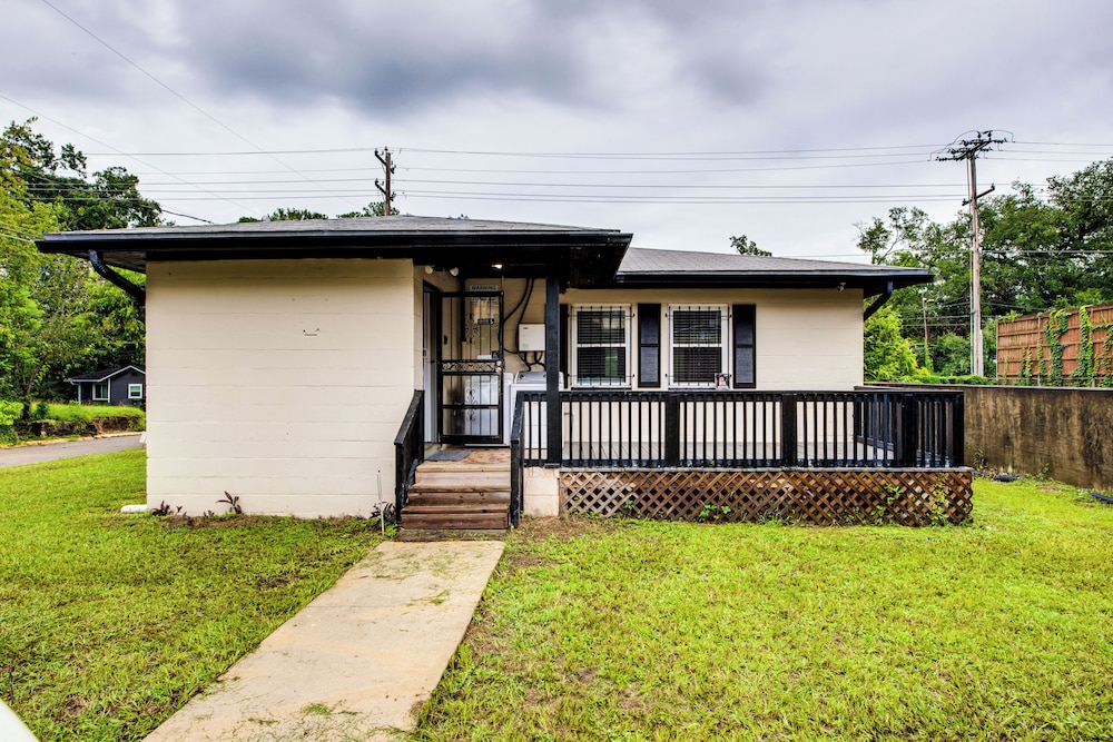 Walkable to FSU Campus: Cozy Retreat w/ Deck!
