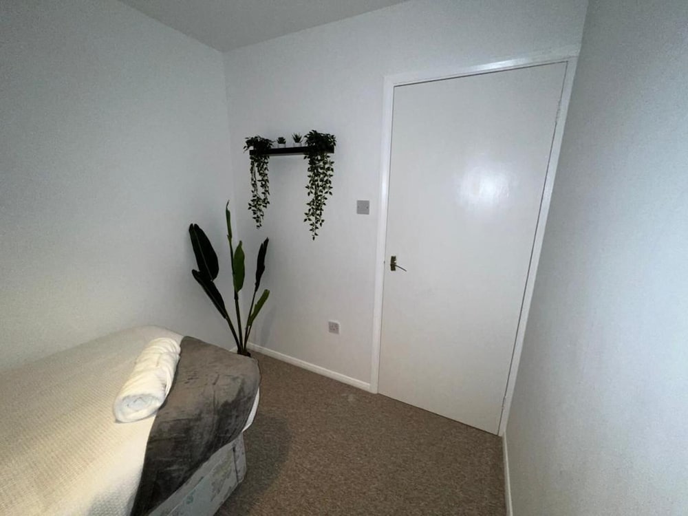 Impeccable 2-bed Apartment in Grays, London view 4
