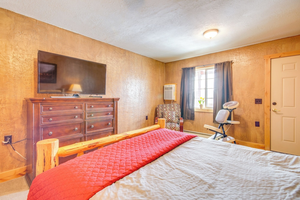6 Mi to Chico Hot Springs: Villa w/ River Access