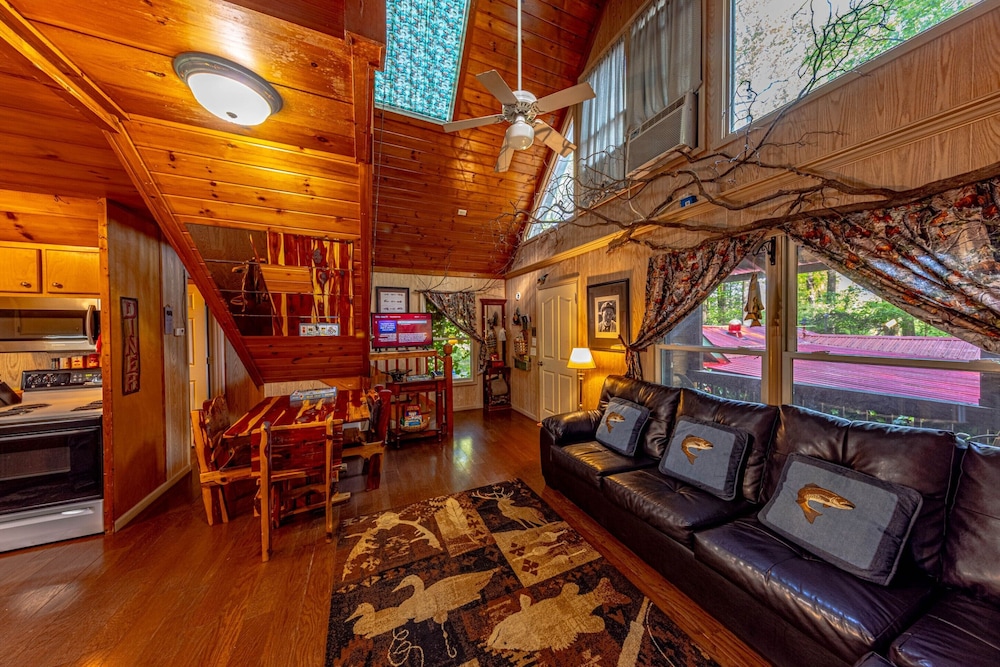 Bear Creek Lodge and Cabins in Helen Ga - Pet Friendly, River on Property, Walking Distance to downtown Helen