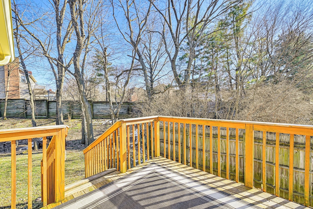 Family Home w/ Ping-pong & Fire Pit in Lexington