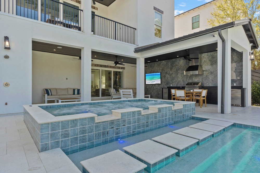 30A Salt & Solace Pool, Golf Cart, Hot Tub + Outdoor Kitchen