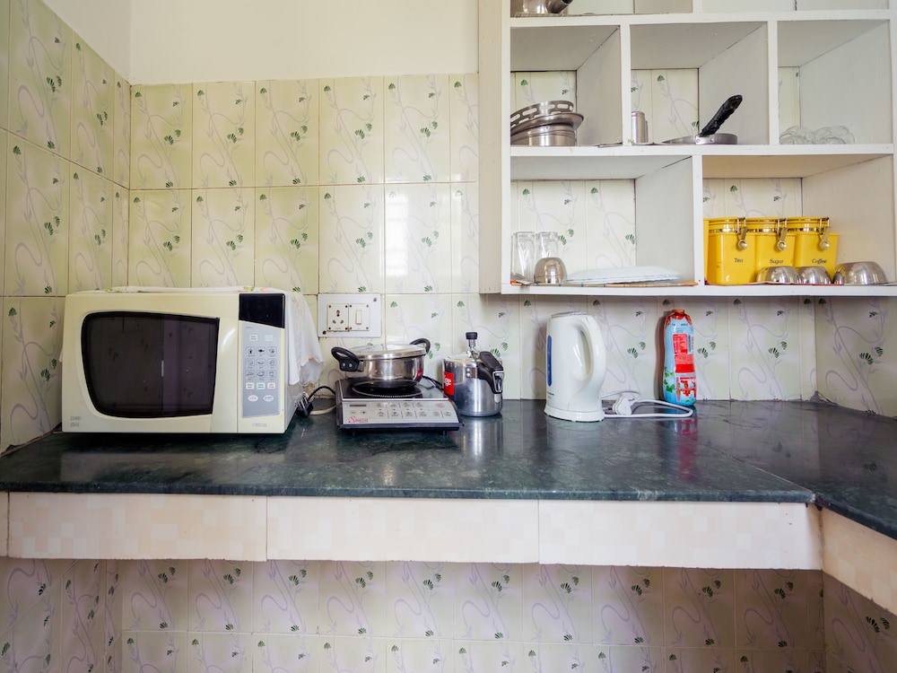 OYO 14133 Home Oak Cottage 1BHK Kempty Road