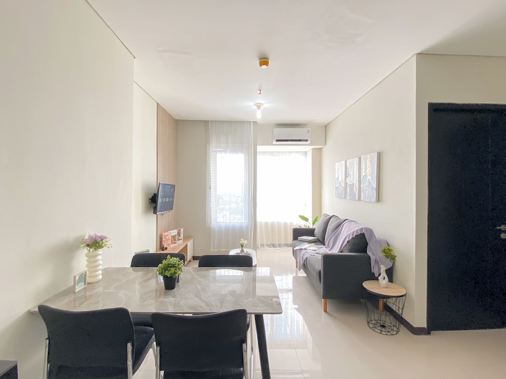 Comfortable And Restful 2Br Nifarro Park Apartment