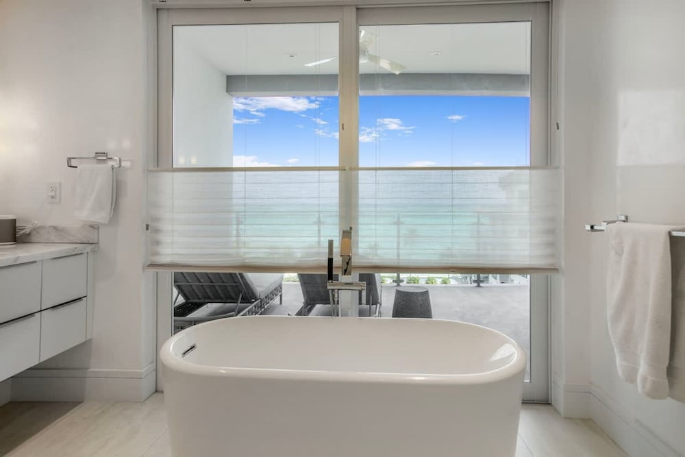 4 Bedroom Cable Beach Condo With Balcony