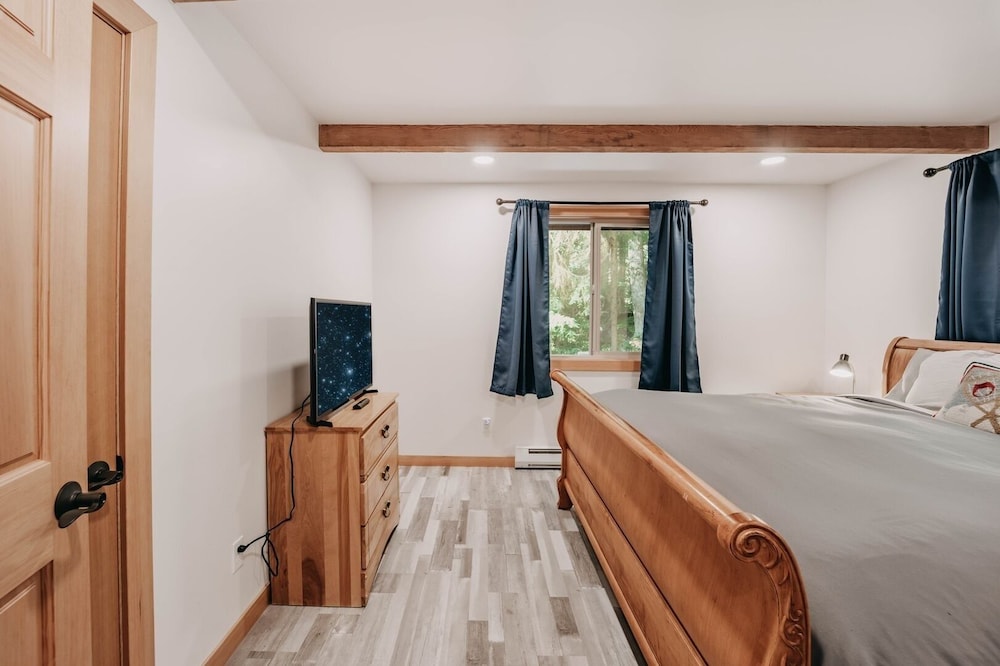 48sl - Hot Tub - Pets Ok - Wifi - Wood Stove - Sleeps 5 3 Bedroom Home by Redawning view 2