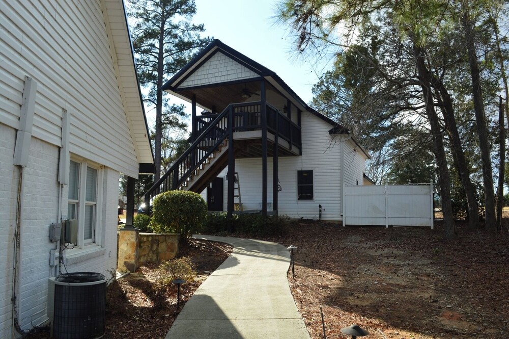 Luxury Lakefront 4br: Jacuzzi, Game Room & Wi-fi
