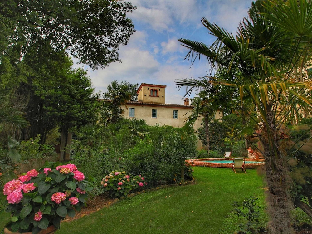 Expensive Villa With Tennis Court in Sinalunga