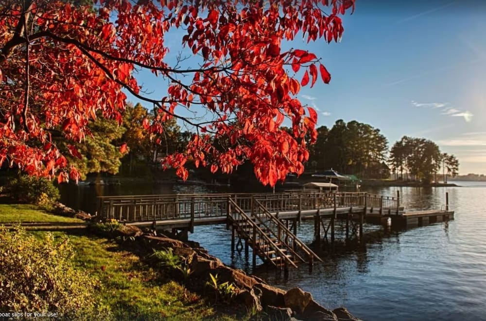 Landover Lodge by Avantstay Waterfront Dock
