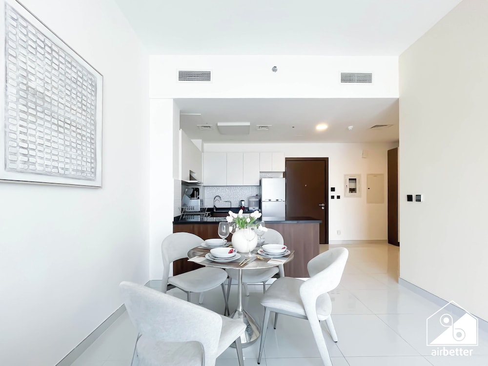 Bright 2bed Family Home: Pool, Gym & Kids Play