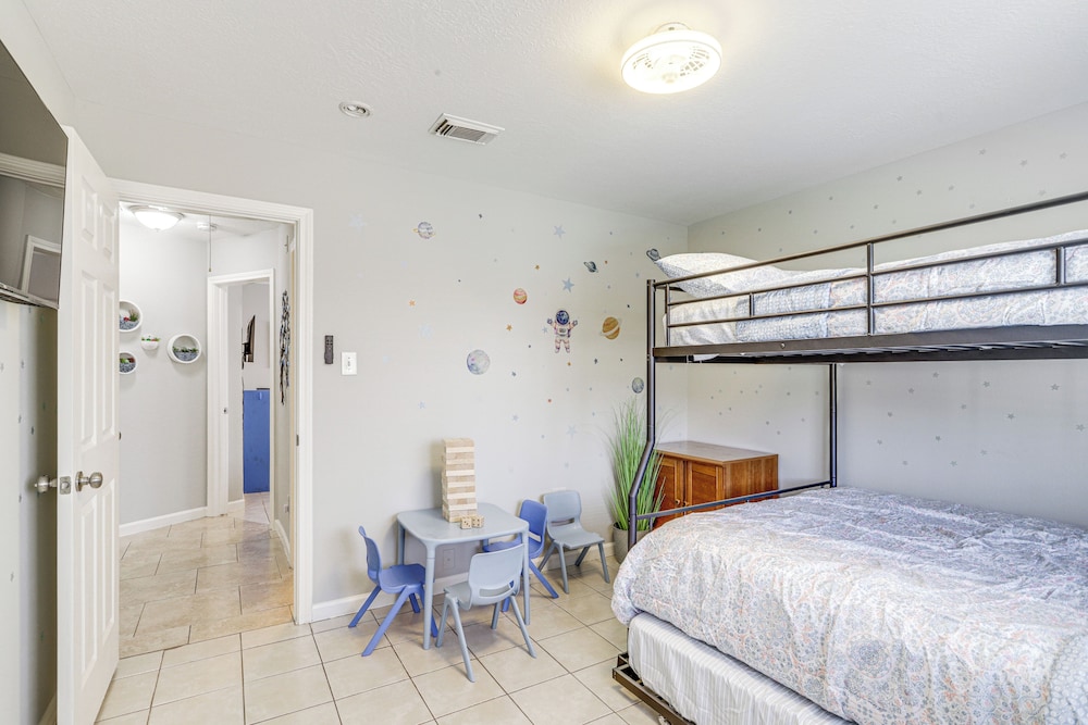 Swim & Unwind: Pet-friendly Home in Spring!