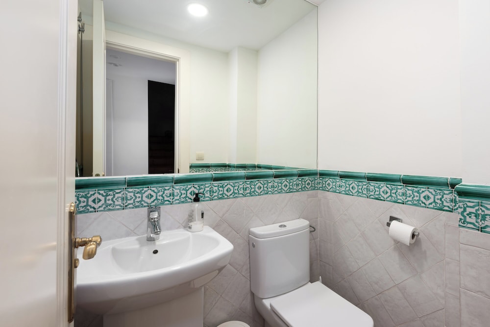 Stylish House, Patio, Pool, Mountains, Stunning White Village, sea 20 Mins Away