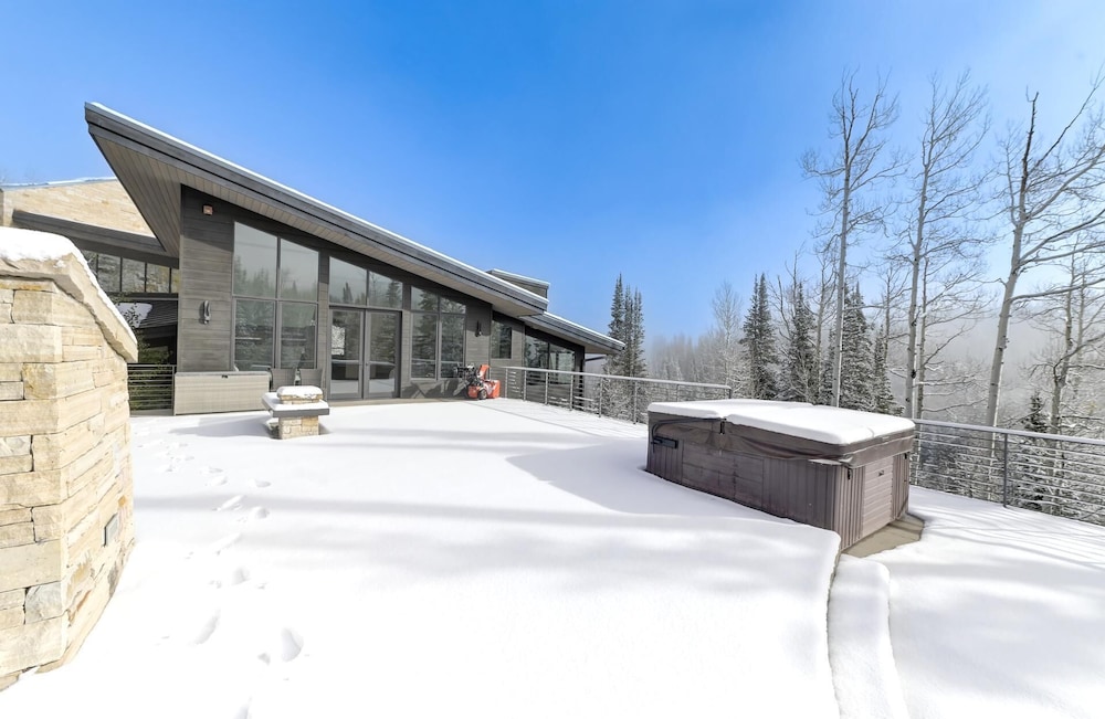 KBM Resorts Walk to Slopes, Sports Court, Private Home Theater, Sleeps 17, Outdoor Hot Tub Pco-184m