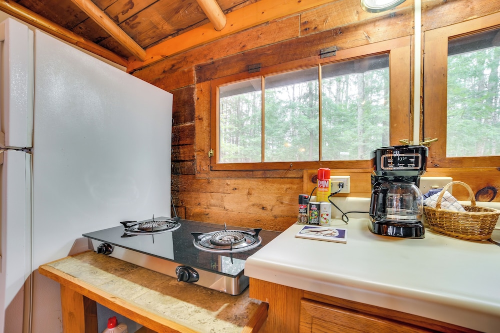 Lakefront Cabin w/ Beach Access: Levering Retreat