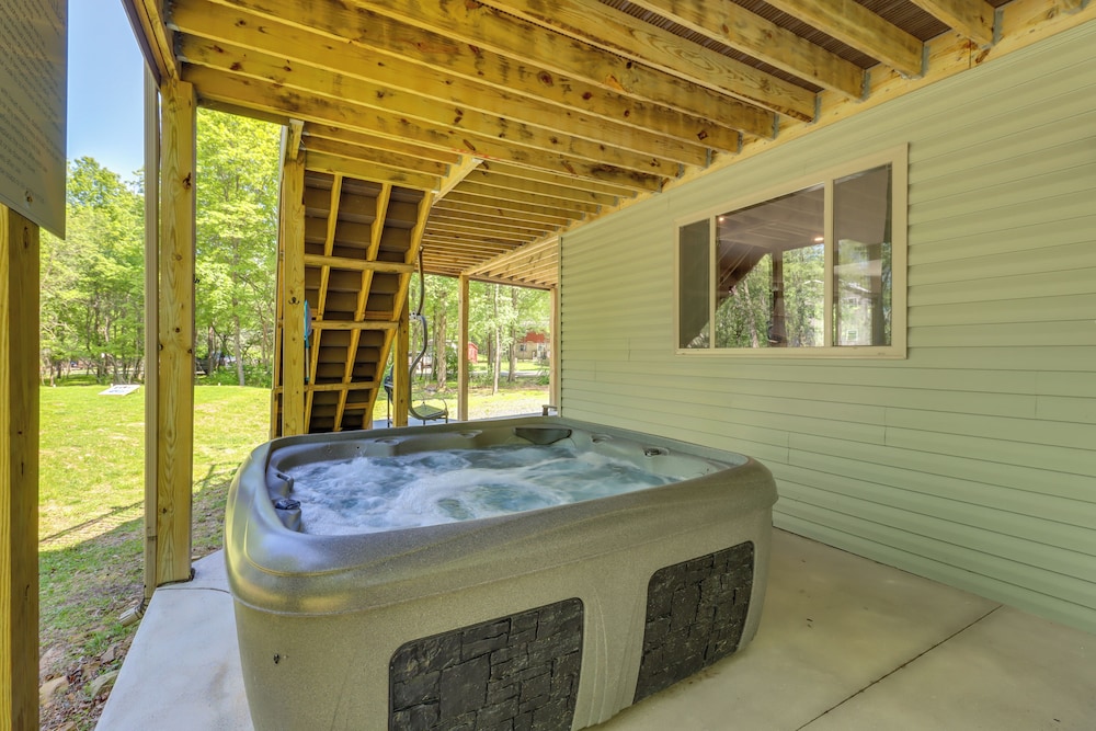Hot Tub & Community Beach: Albrightsville Home!