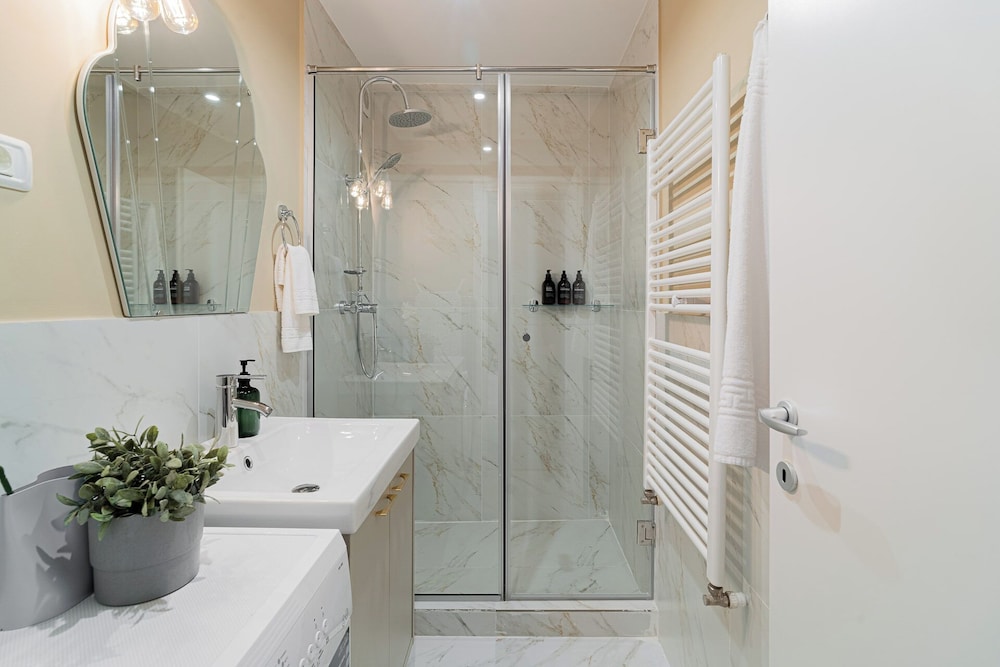 Designer 2-Bedroom Flat with Balcony & Full Amenities Steps from Piata Universitatii
