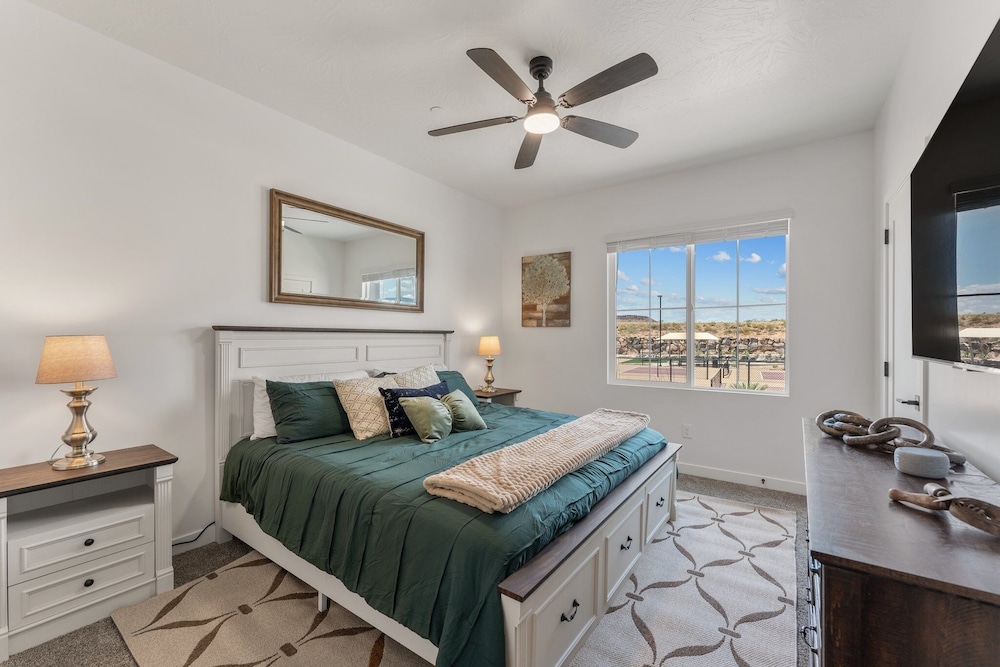 Popular Poolside Retreat 4 Bedroom Townhouse