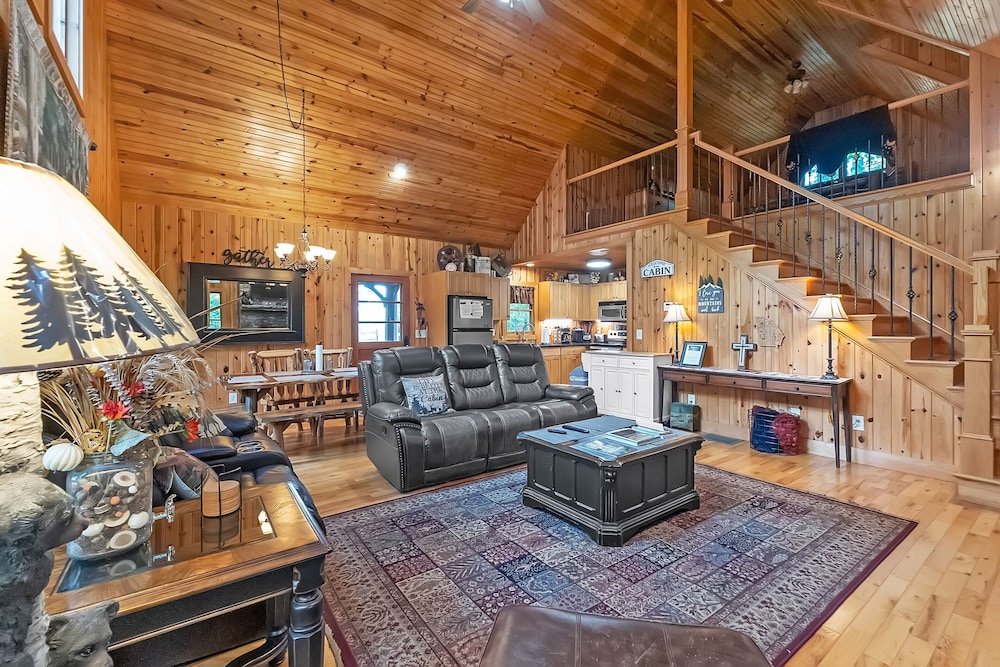 Mountain Getaway With Hot Tub & Game Room 4 Bedroom Cabin