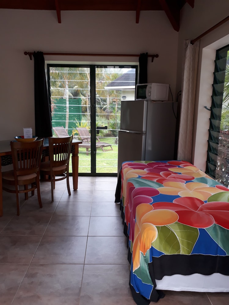 Dorothy's Muri Beach Bungalows