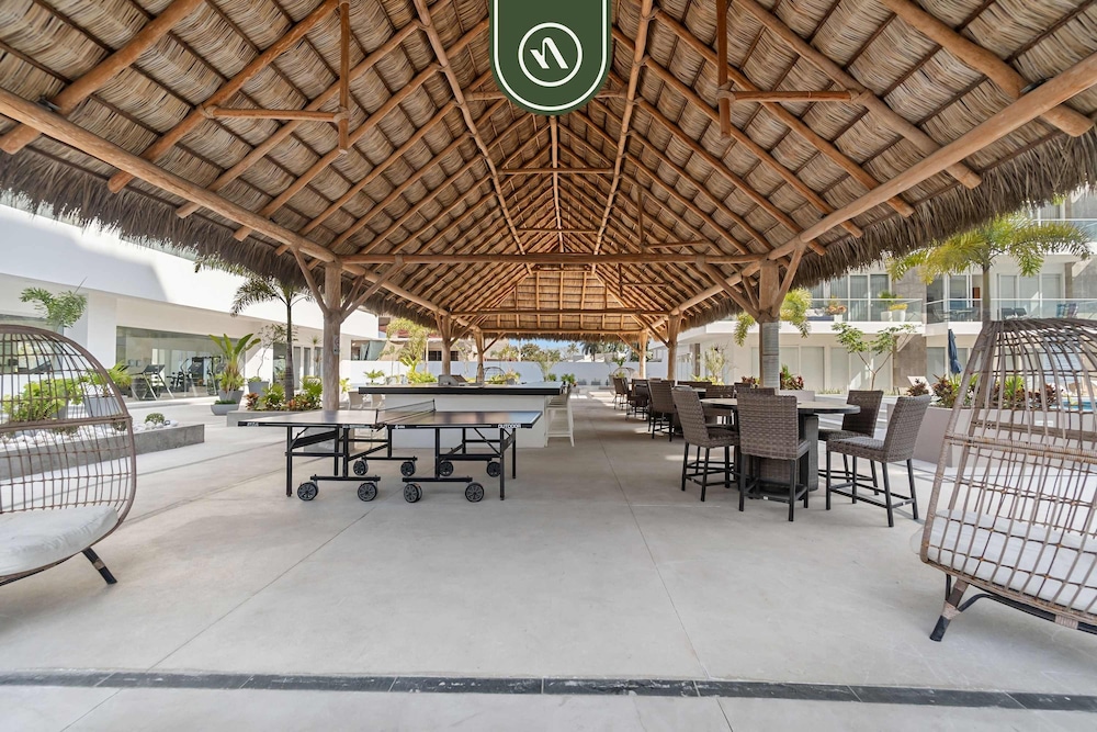 Tropical 2 BR Retreat - Close to the Beach - Pool