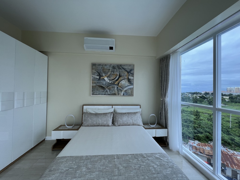 Spacious Oceanview Corner Suite Brand New view 3