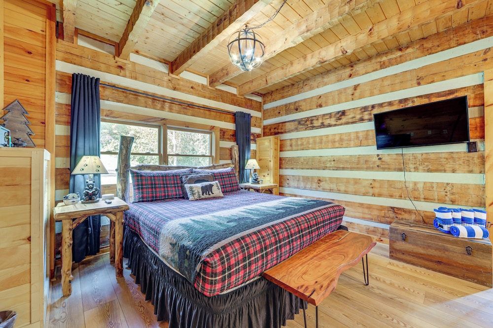 Mins to Dollywood: Boujee Bear Cabin w/ Hot Tub!