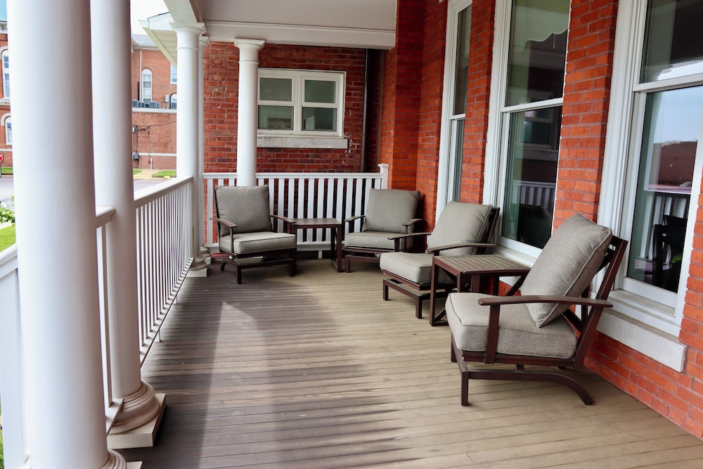 Historic Red Rooster Inn view 3