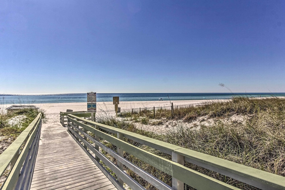 Beachfront Condo w/ Resort Amenities & Ocean Views