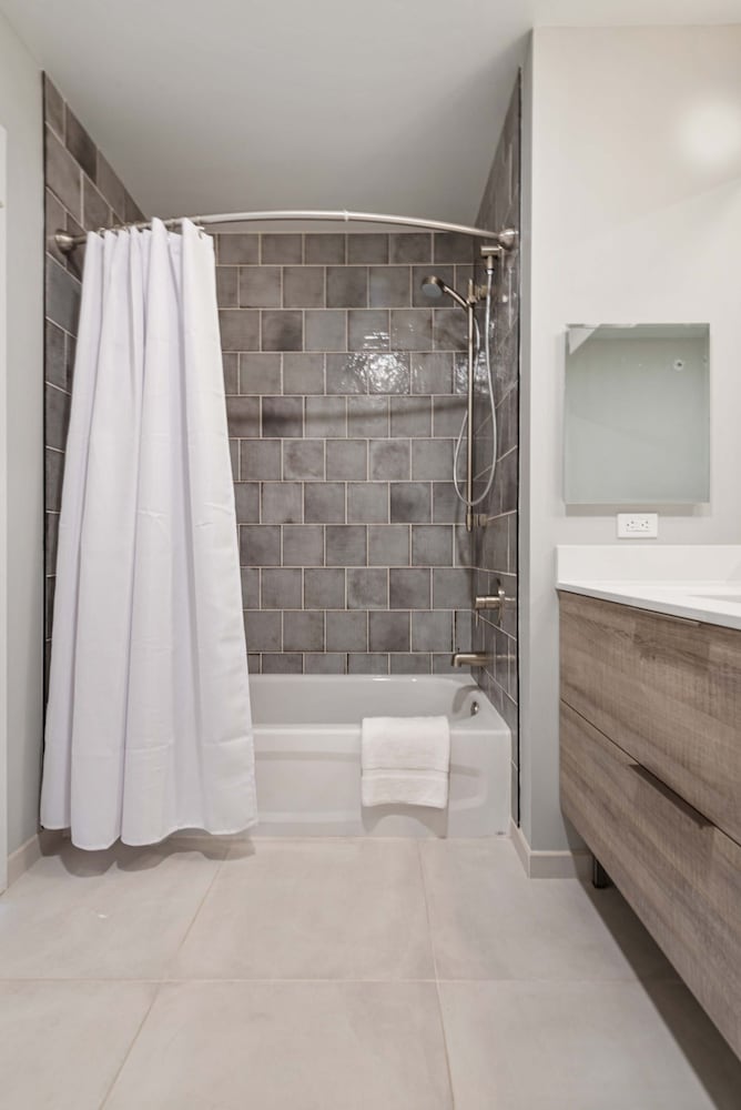Gold Coast Group Stay 2 Modern 2BR Apartments