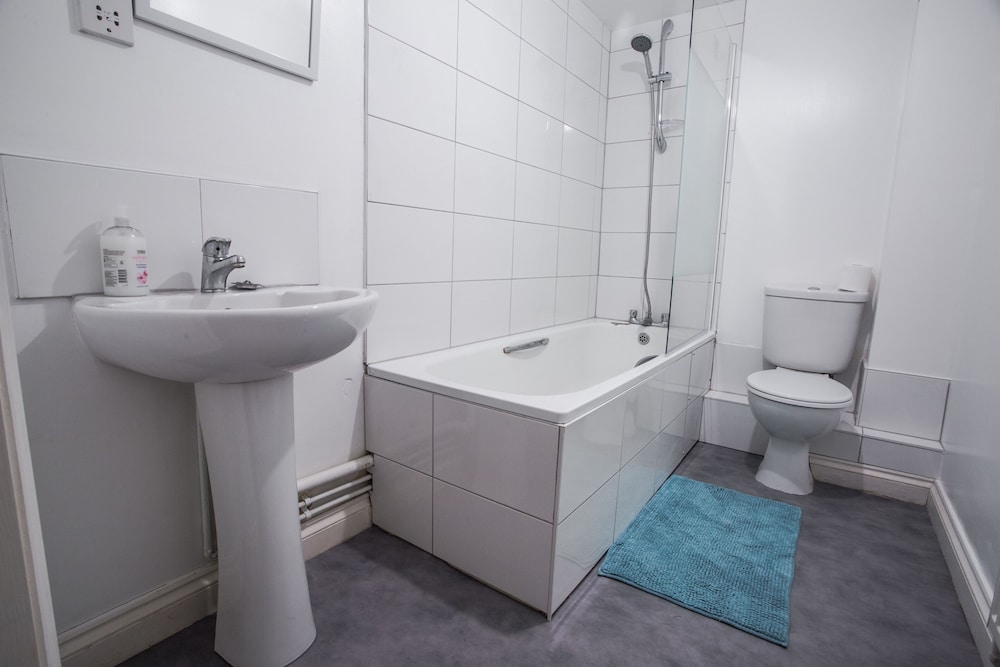 Short Stay Bristol - Warden Apartment view 3