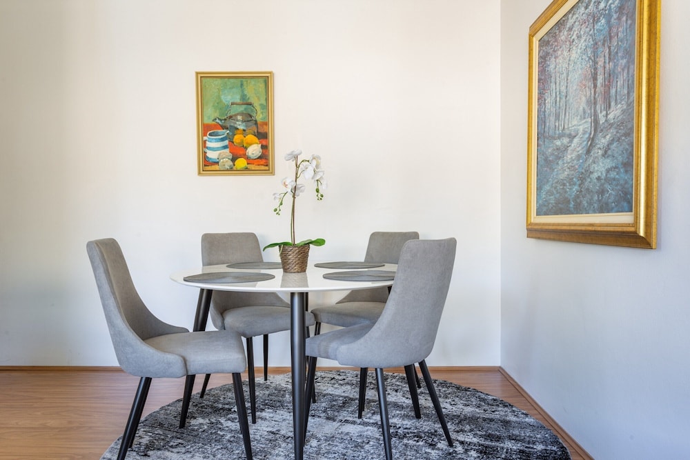 Unit With Balcony, Backyard and Parking Near Shops