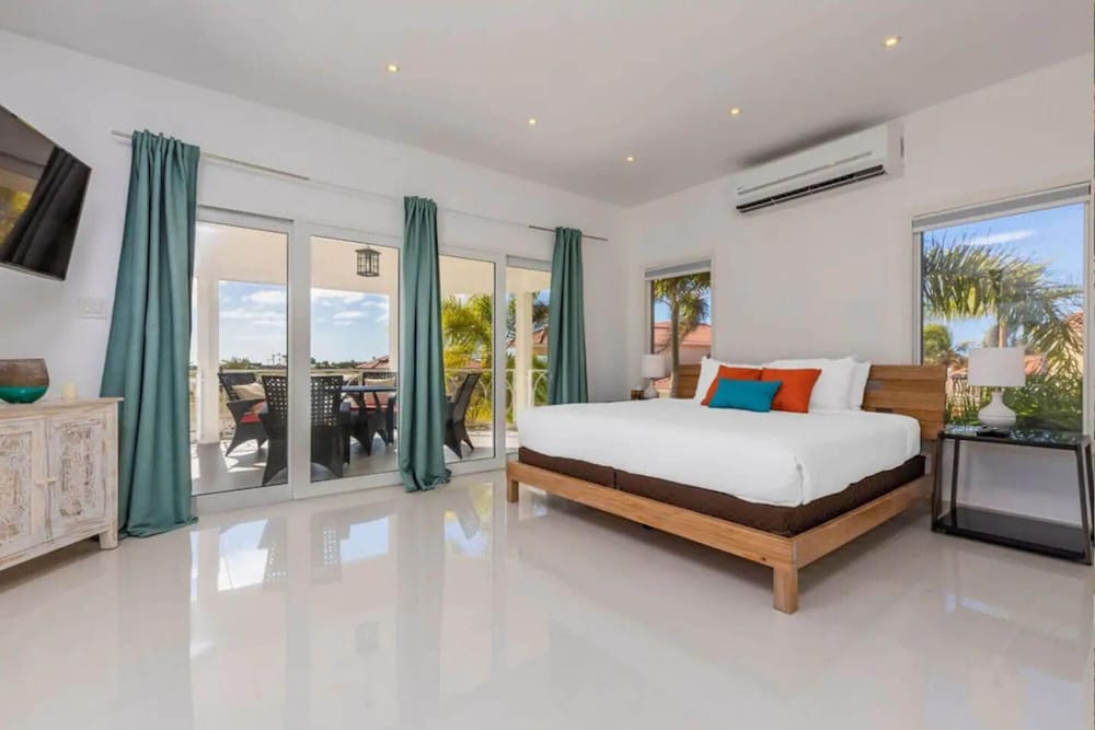 Brand NEW 4BR 5BA Villa w Privatepool Seaviews
