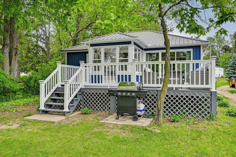 Lakefront Getaway w/ Private Dock in Colon!